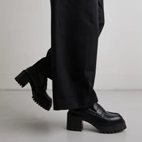 Heeled loafers with notched soles in black shiny leather