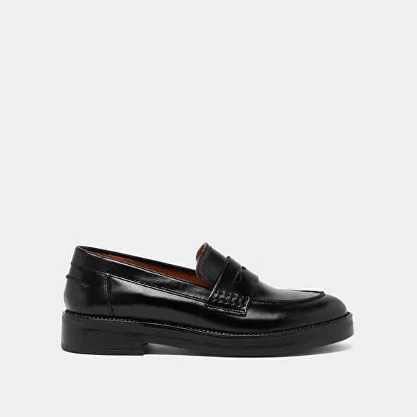 Round-toed loafers in black leather