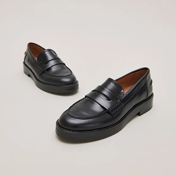 Round-toed loafers in black leather