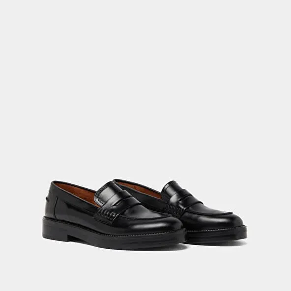 Round-toed loafers in black leather