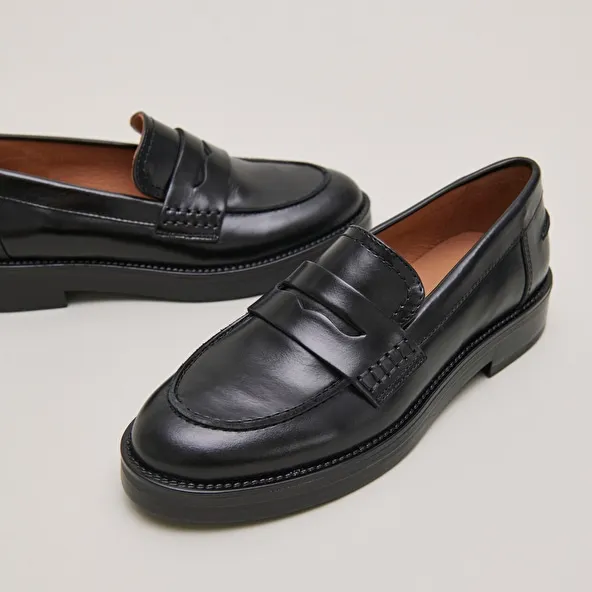 Round-toed loafers in black leather