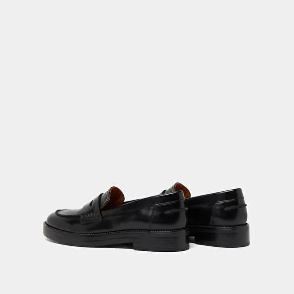 Round-toed loafers in black leather