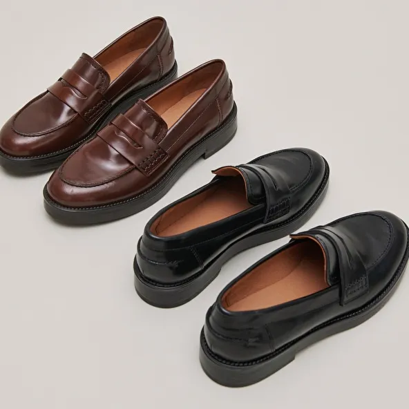 Round-toed loafers in black leather