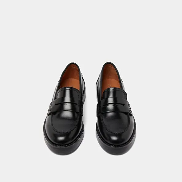 Round-toed loafers in black leather