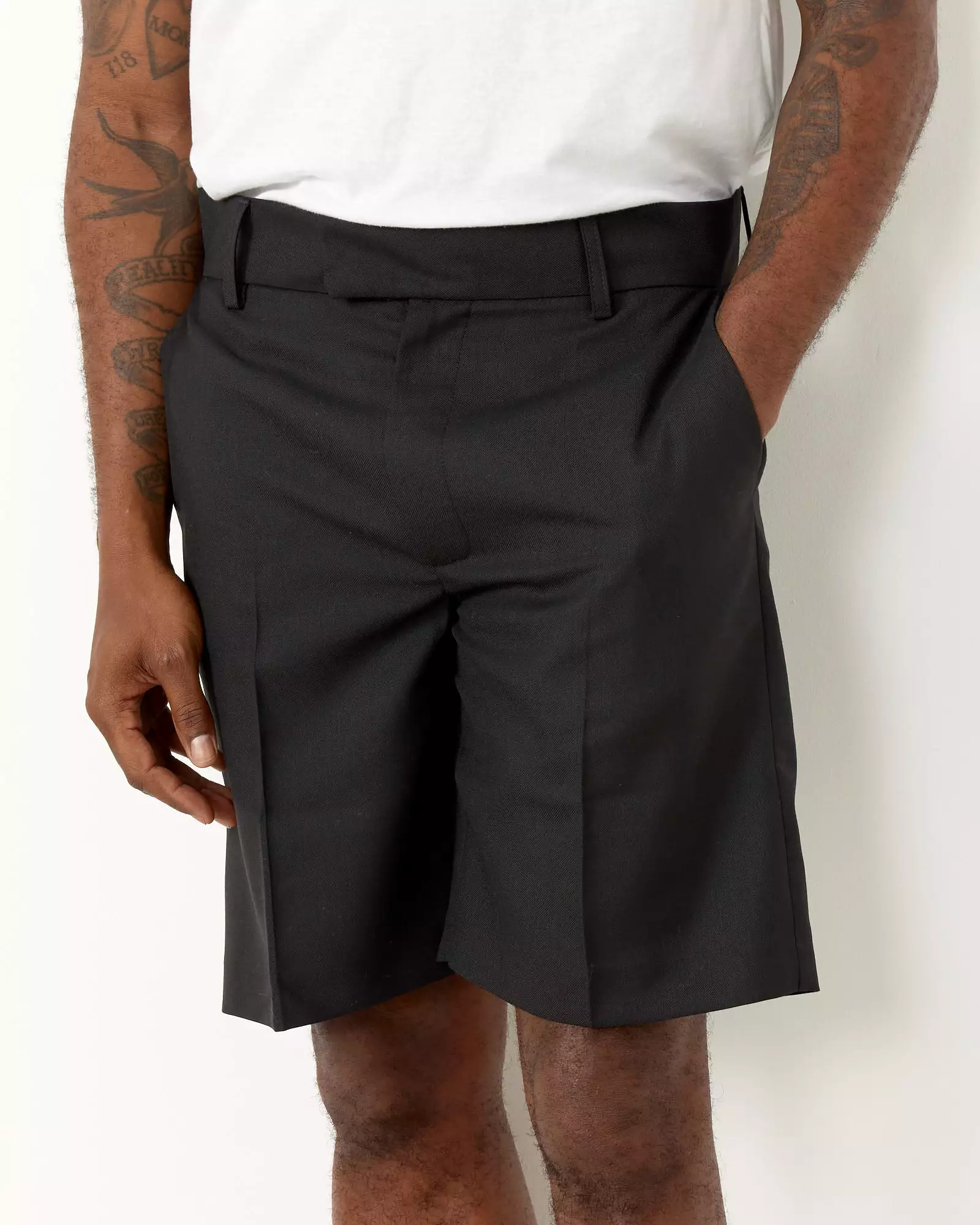 Sven Shorts in Black